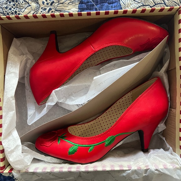 Unique Vintage Red Rose Embroidered Heels Size 7.5 B.A.I.T Footwear - Picture 8 of 9